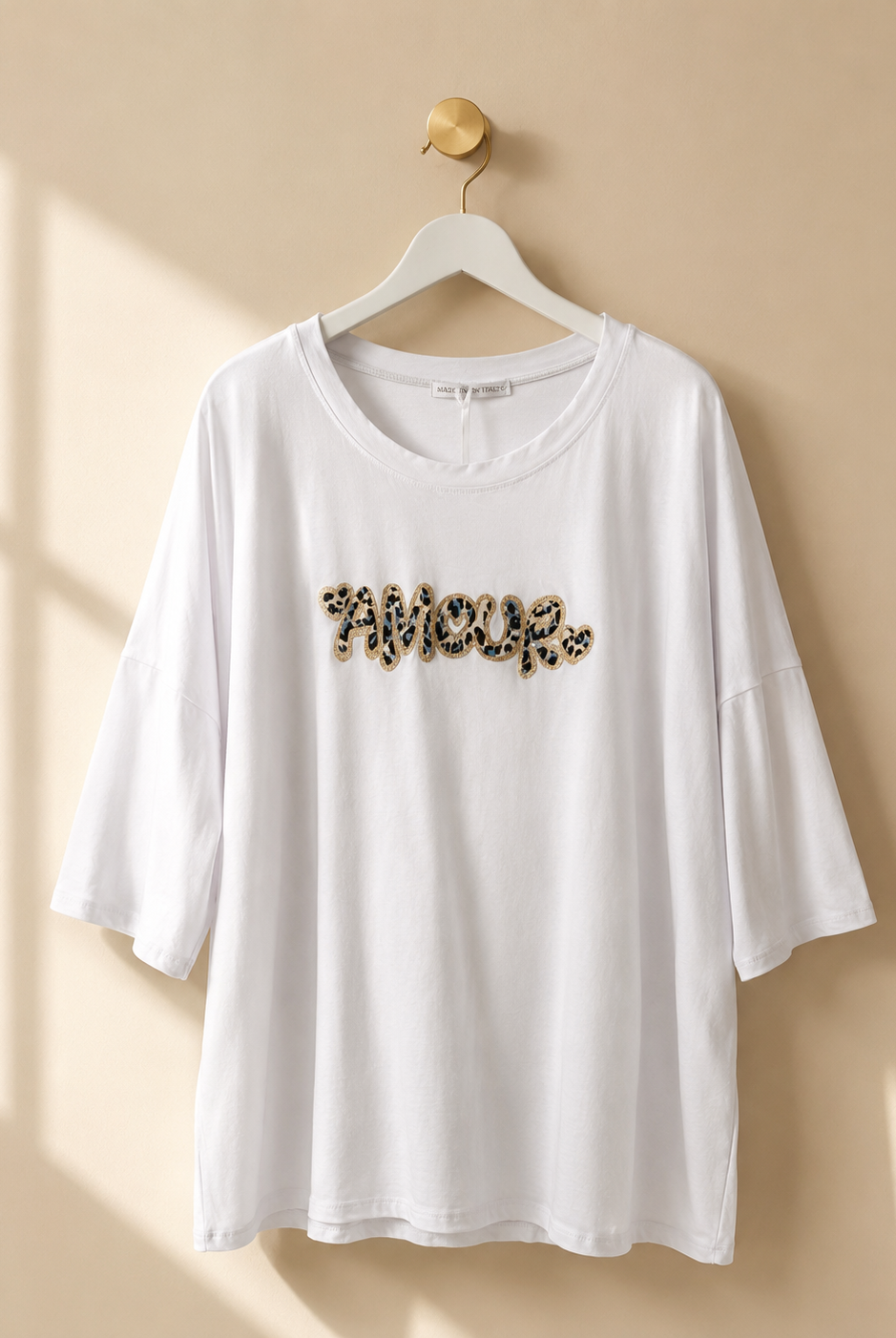 T-shirt Amour med leopardtryck i vit/blå – Queensize
