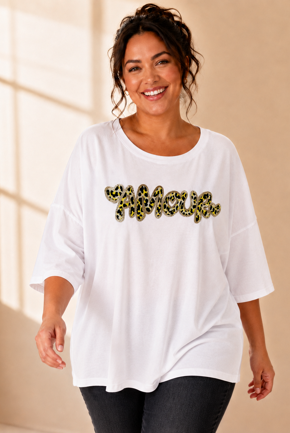 T-shirt Amour med leopardtryck i vit/gul – Queensize