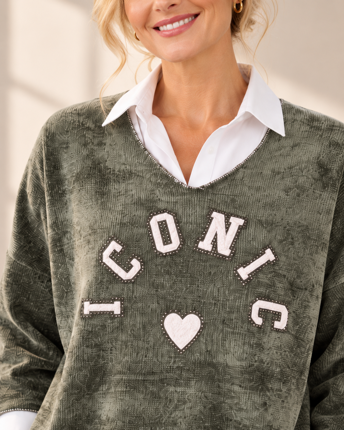 Grön Iconic-tröja med V-ringning, ledig passform och dekorativ nitapplikation framtill.⠋