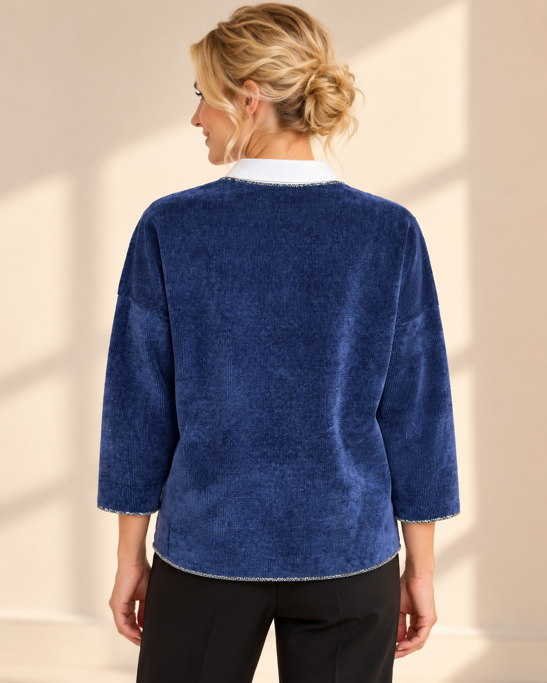 Blaues Iconic-Shirt mit V-Ausschnitt, entspannter Passform und dekorativer Nietenapplikation auf der Vorderseite.