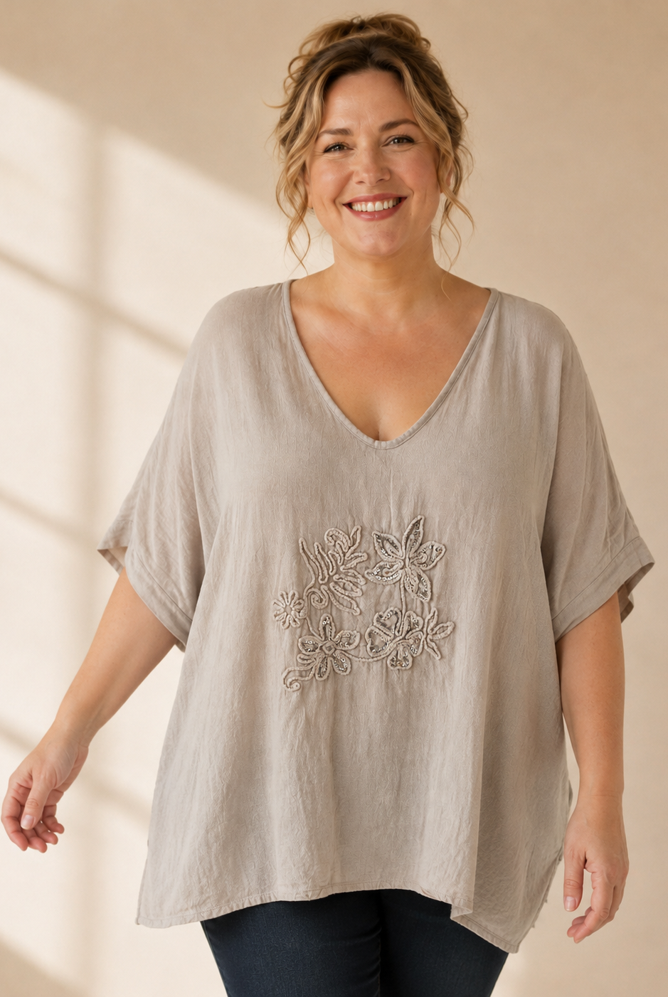 Topp Louise beige med broderade blommor och paljetter – Queensize | Dimoda