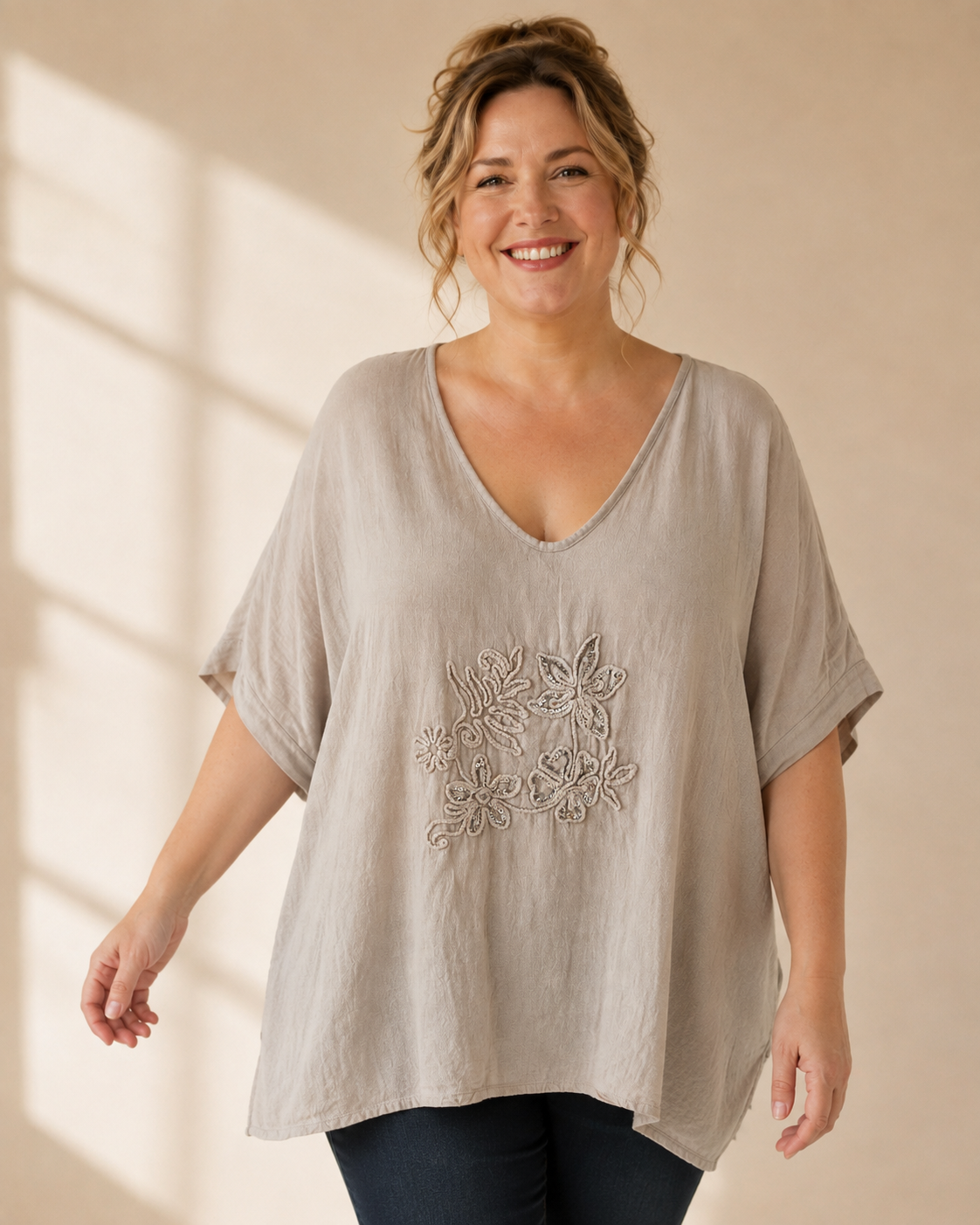 Topp Louise beige med broderade blommor och paljetter – Queensize | Dimoda