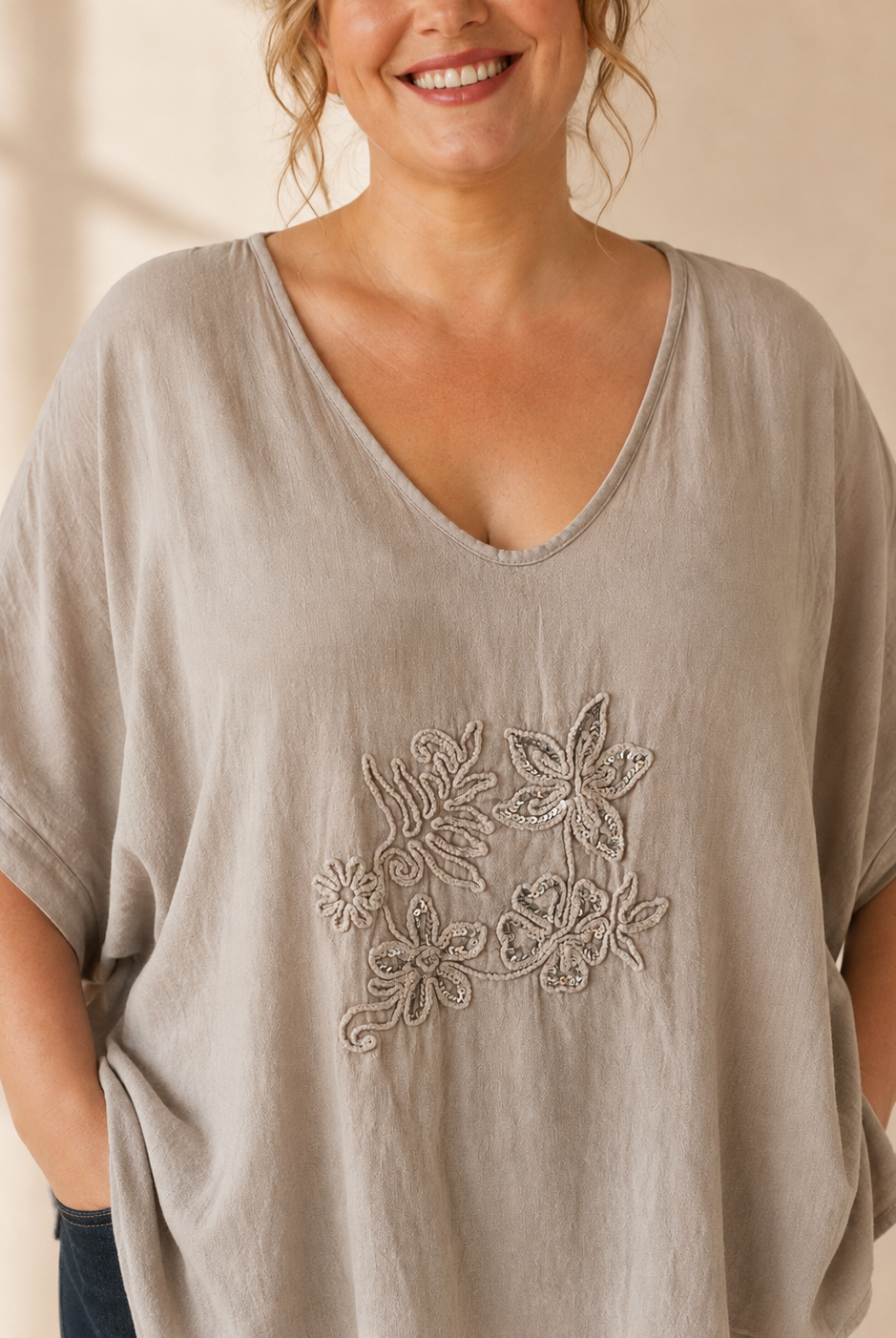 Topp Louise beige med broderade blommor och paljetter – Queensize | Dimoda