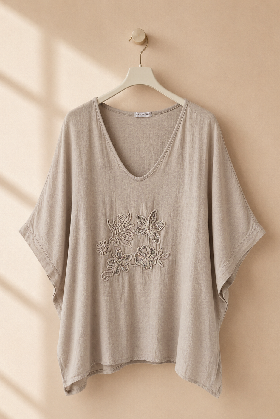 Topp Louise beige med broderade blommor och paljetter – Queensize | Dimoda