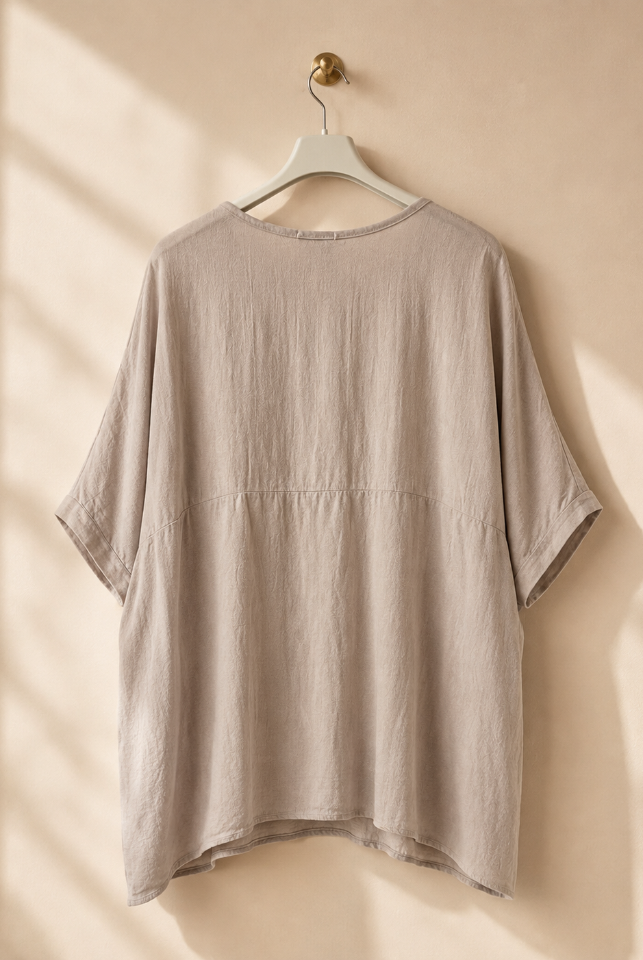 Topp Louise beige med broderade blommor och paljetter – Queensize | Dimoda