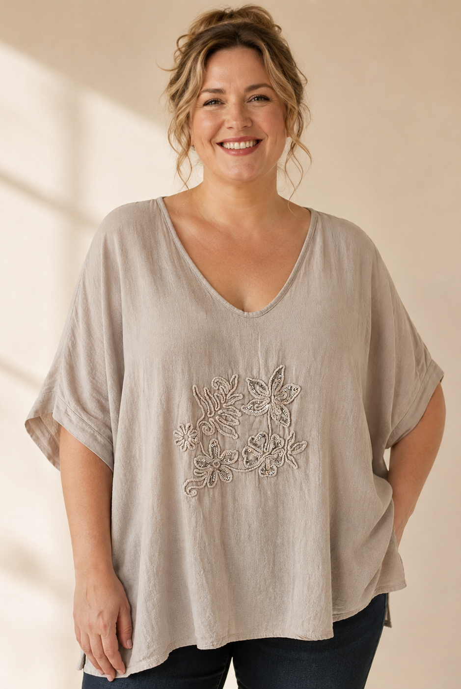 Topp Louise beige med broderade blommor och paljetter – Queensize | Dimoda