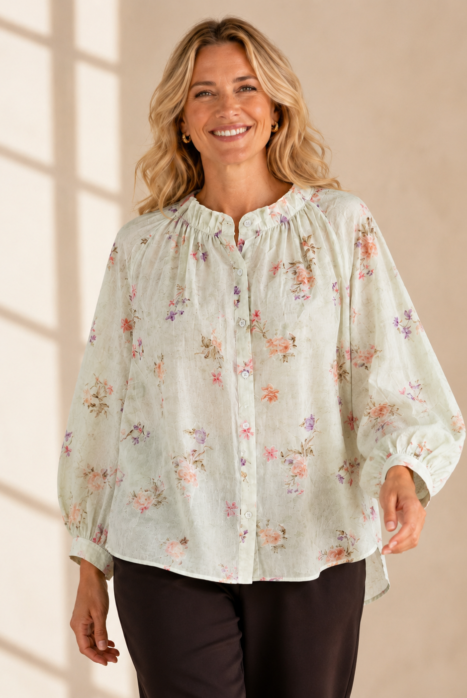 Blus Blomster med blommigt mönster i ljusgrön – Queensize