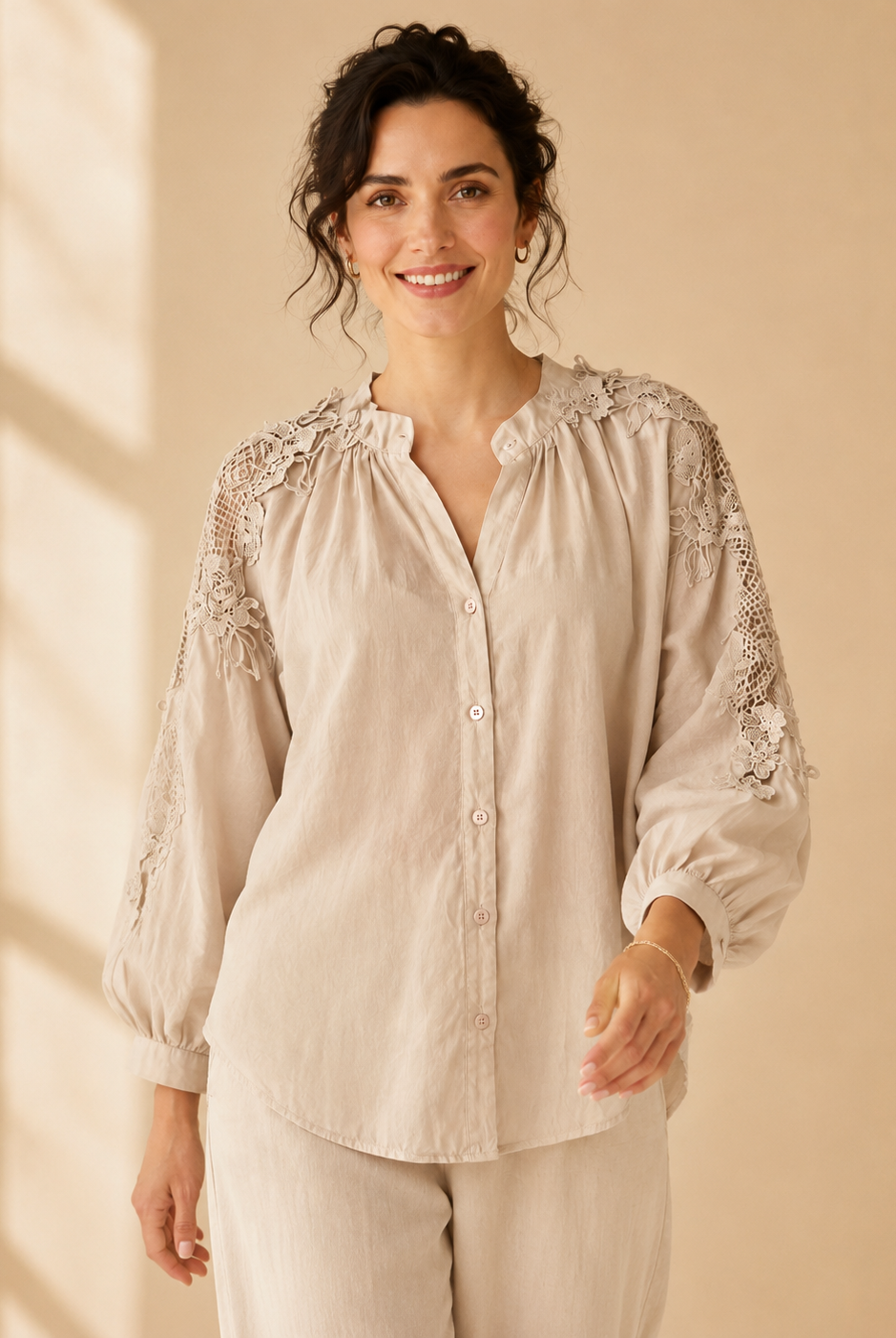Blus Nelly Beige – Spetsdetaljer & Broderade Ärmar