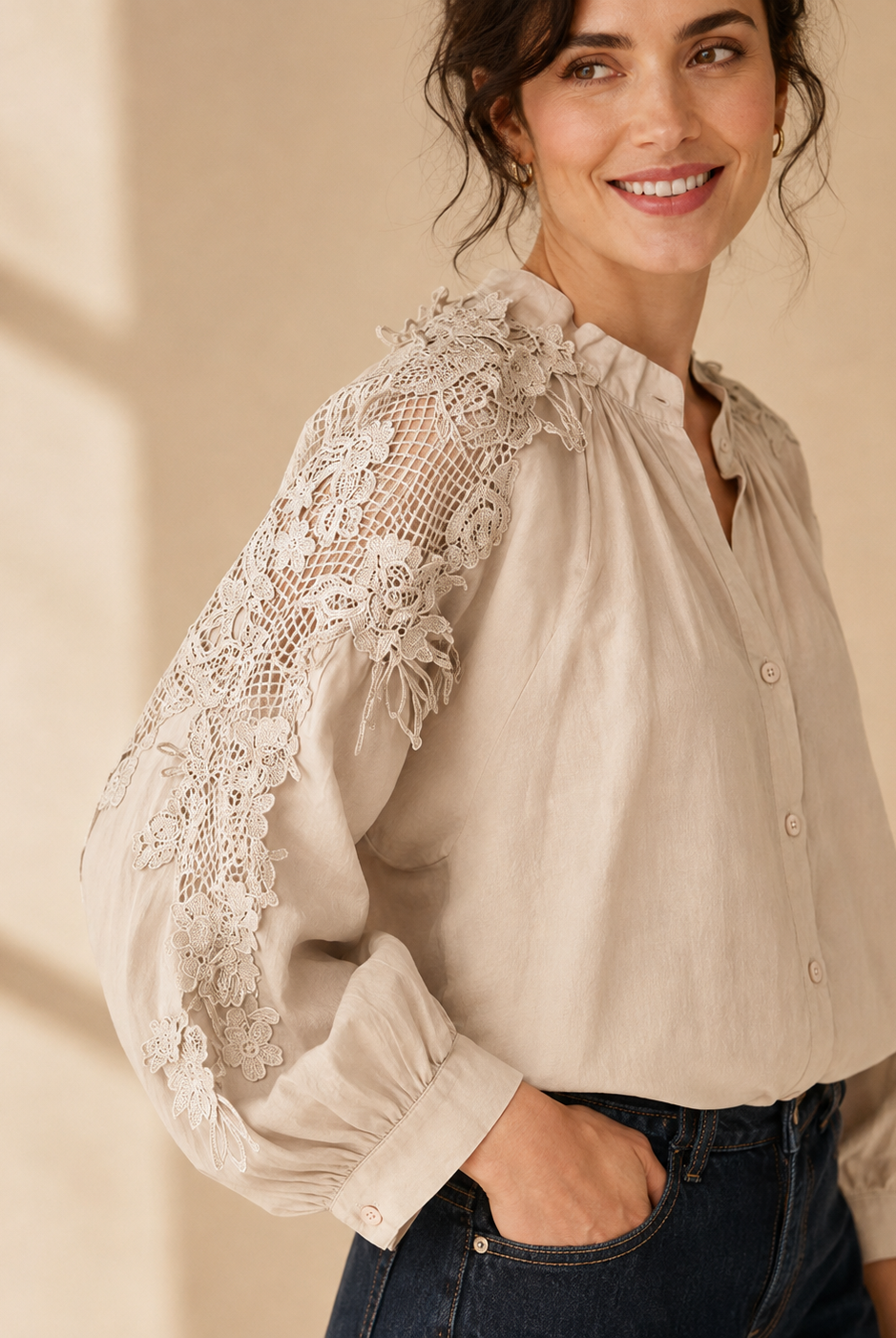 Blus Nelly Beige – Spetsdetaljer & Broderade Ärmar