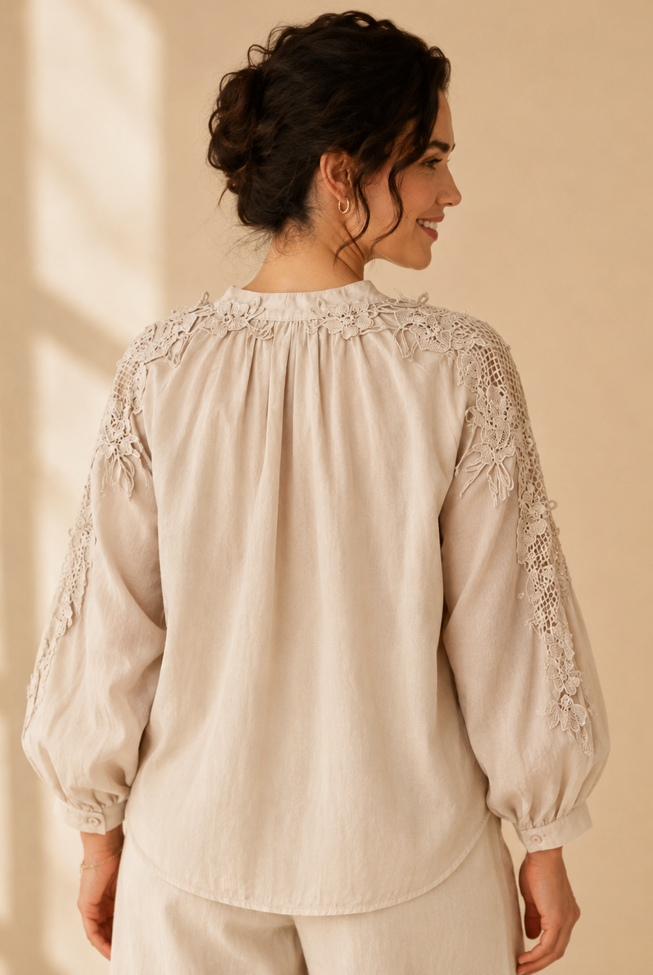 Blus Nelly Beige – Spetsdetaljer & Broderade Ärmar