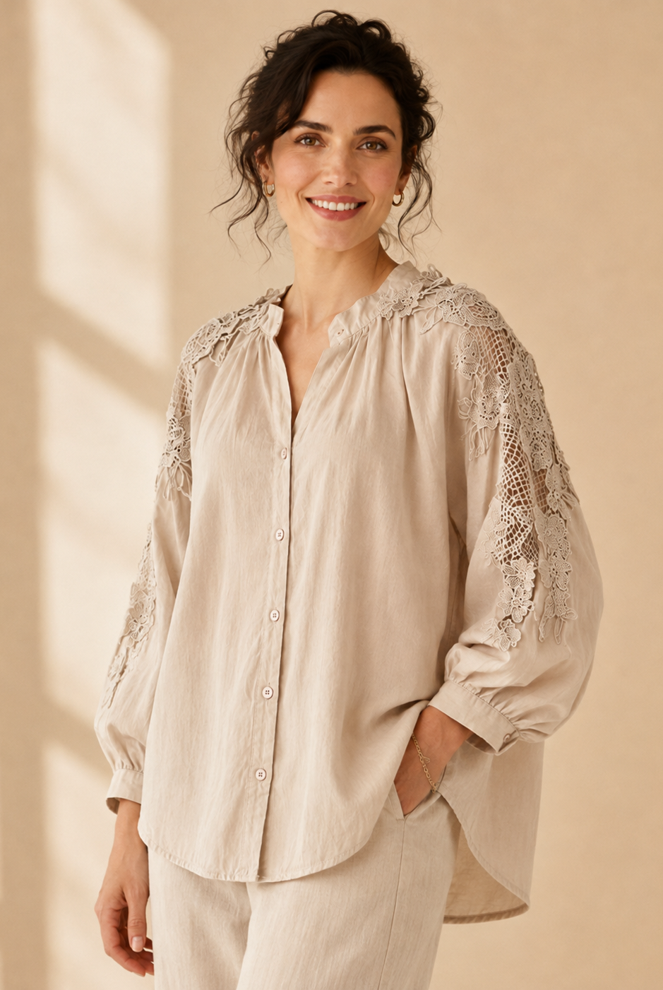 Blus Nelly Beige – Spetsdetaljer & Broderade Ärmar