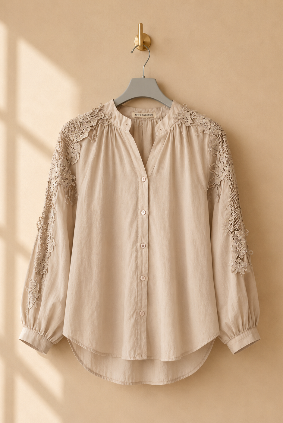 Blus Nelly Beige – Spetsdetaljer & Broderade Ärmar