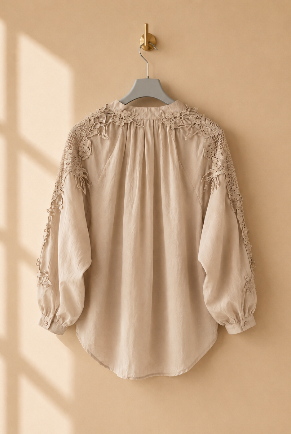 Blus Nelly Beige – Spetsdetaljer & Broderade Ärmar