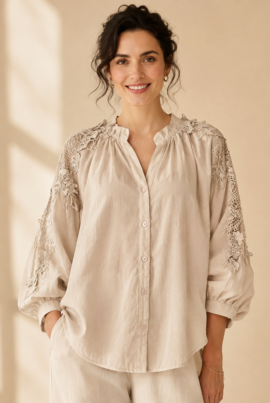 Blus Nelly Beige – Spetsdetaljer & Broderade Ärmar