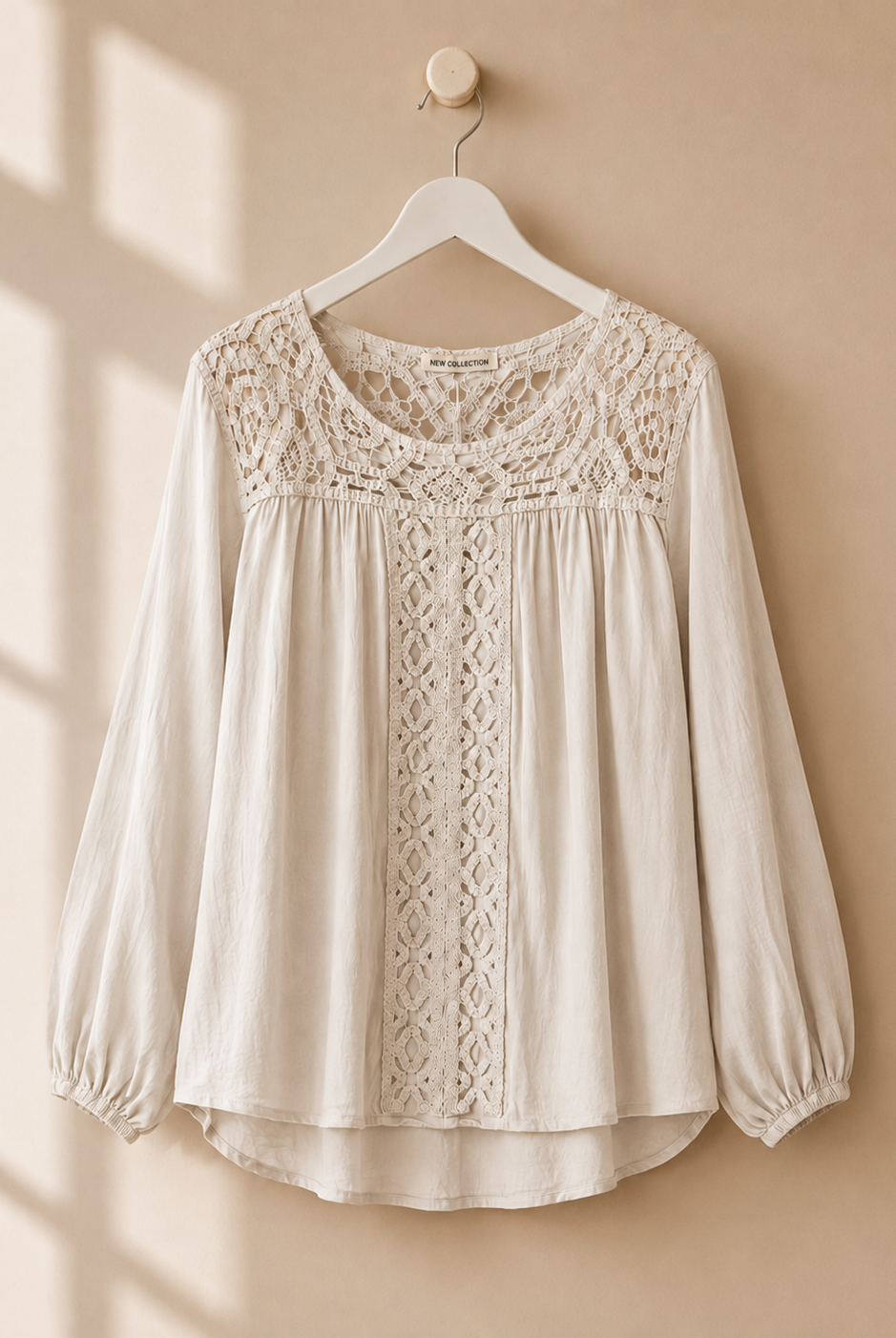 Blus Bella med virkade spetsdetaljer i beige – Dimoda