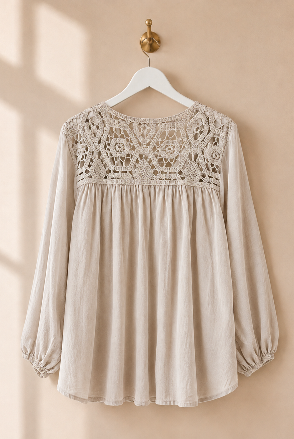 Blus Bella med virkade spetsdetaljer i beige – Mirelle
