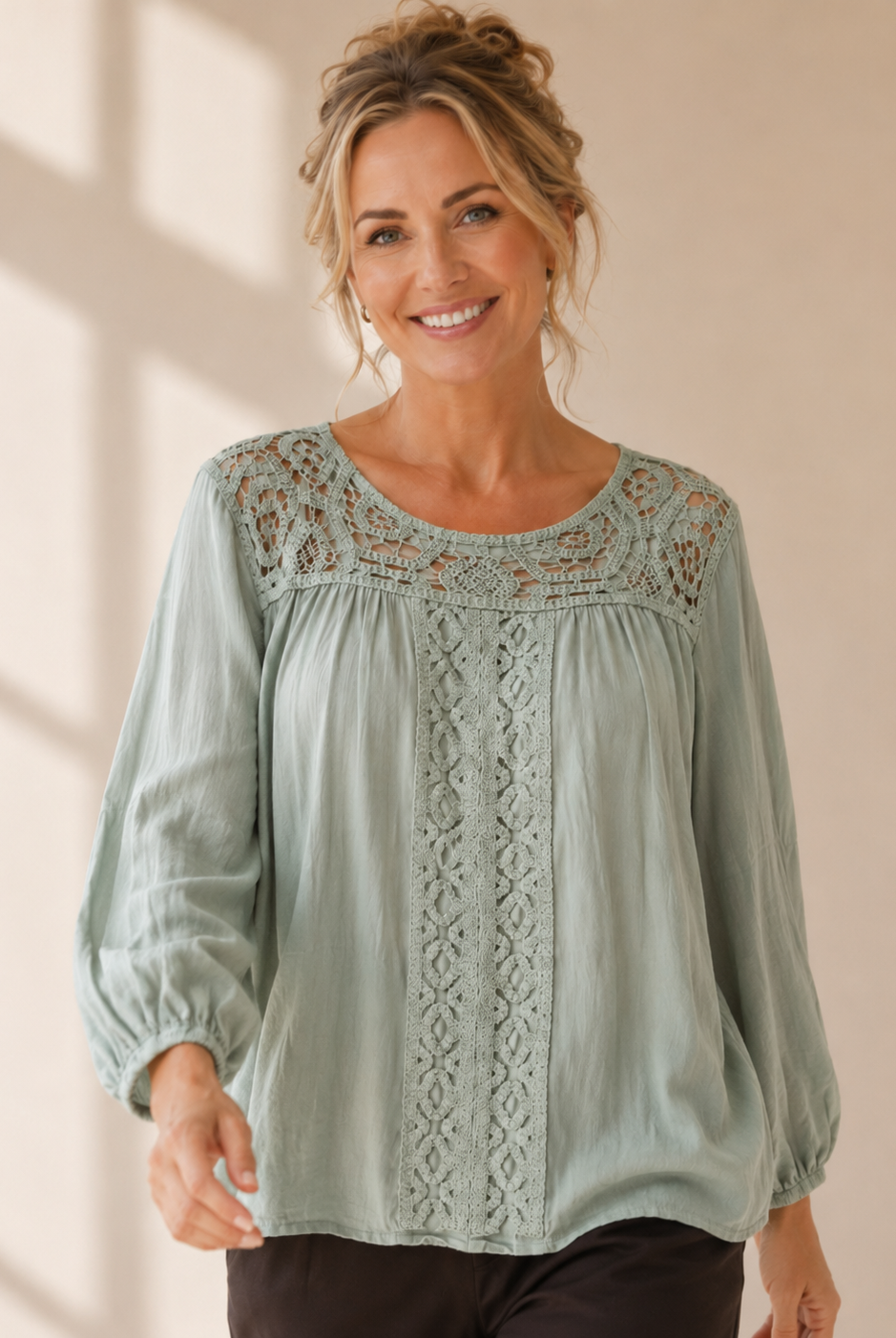 Blus Bella med virkade spetsdetaljer i lindblomsgrön – Dimoda