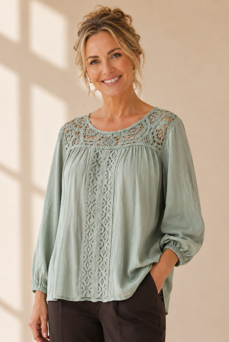 Blus Bella med virkade spetsdetaljer i lindblomsgrön – Dimoda