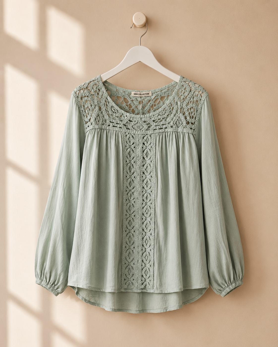 Blus Bella med virkade spetsdetaljer i lindblomsgrön – Dimoda