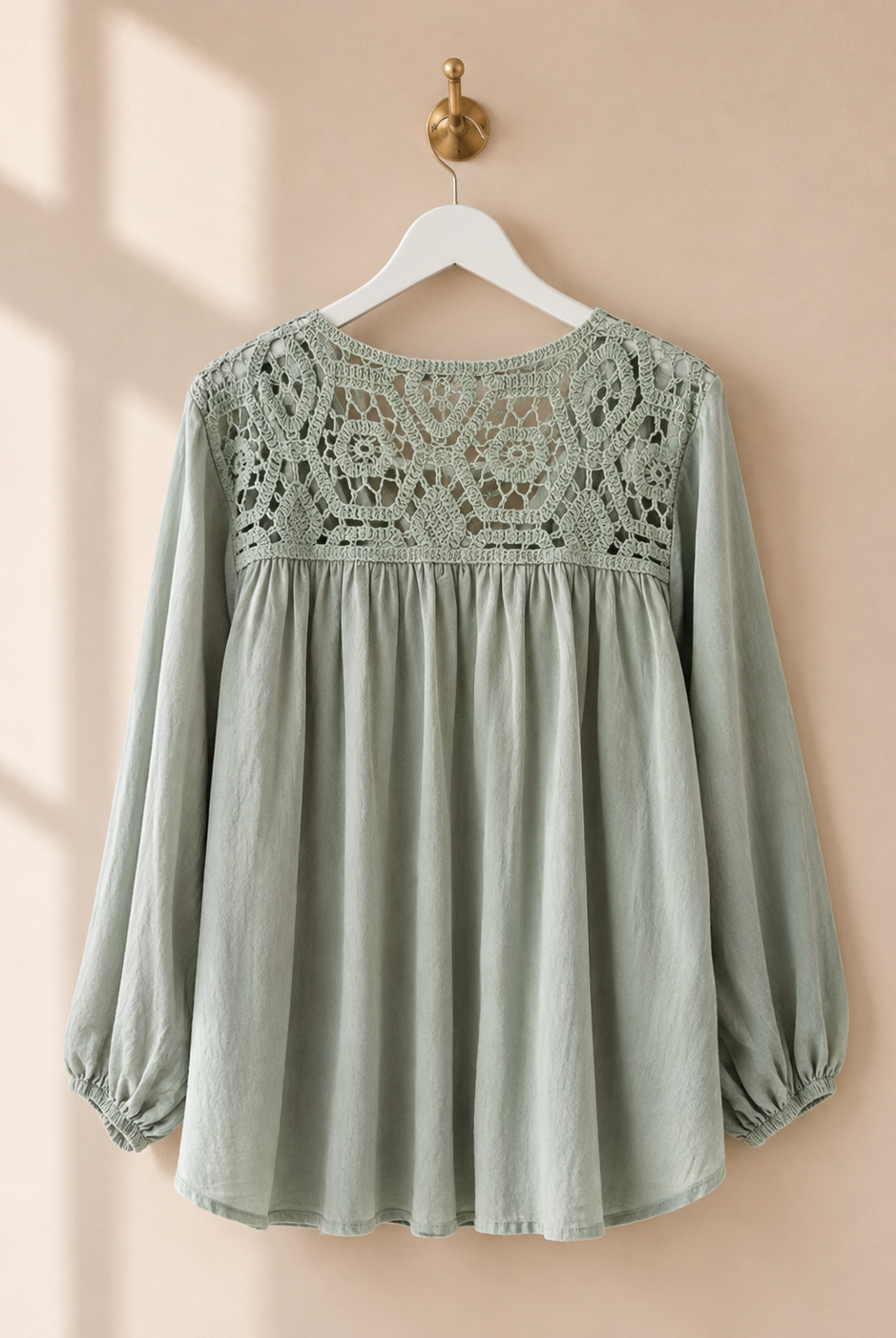 Blus Bella med virkade spetsdetaljer i lindblomsgrön – Dimoda