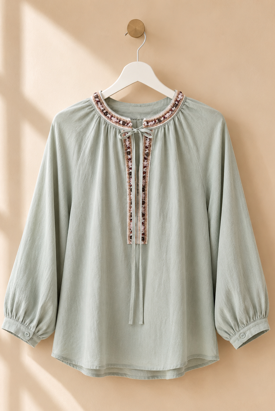 Blus Meja med pärlbrodyr i lindblomsgrön – Mirelle Design