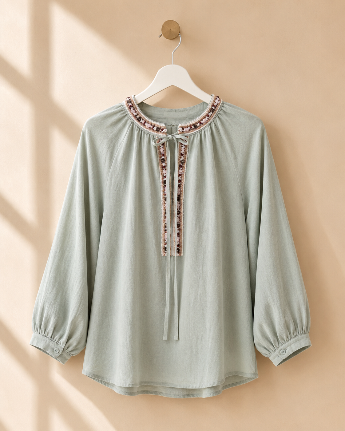 Blus Meja med pärlbrodyr i lindblomsgrön – Mirelle Design