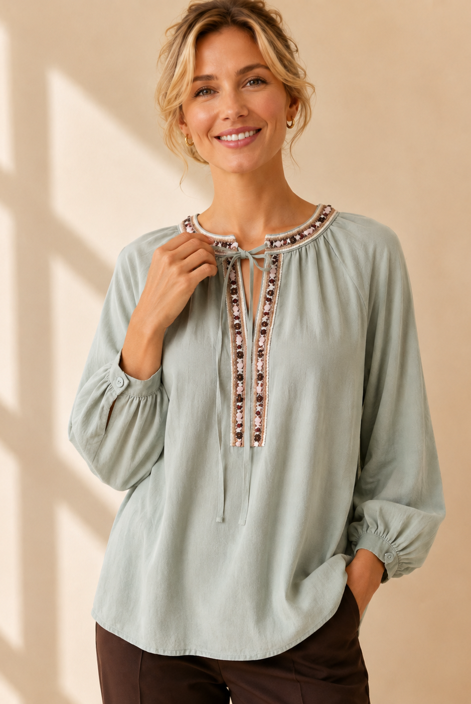 Blus Meja med pärlbrodyr i lindblomsgrön – Mirelle Design