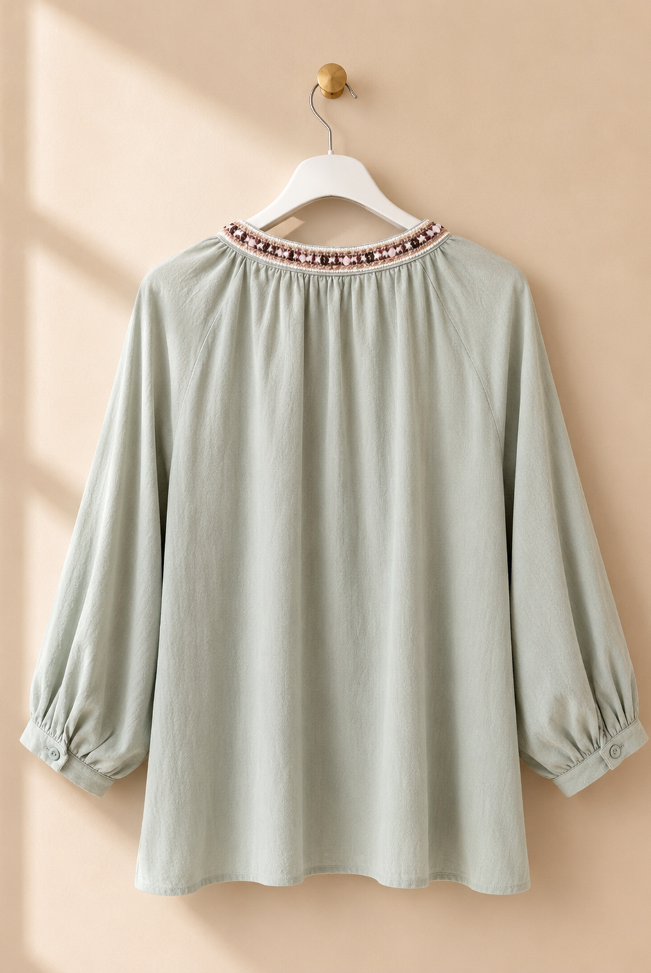 Blus Meja med pärlbrodyr i lindblomsgrön – Mirelle Design
