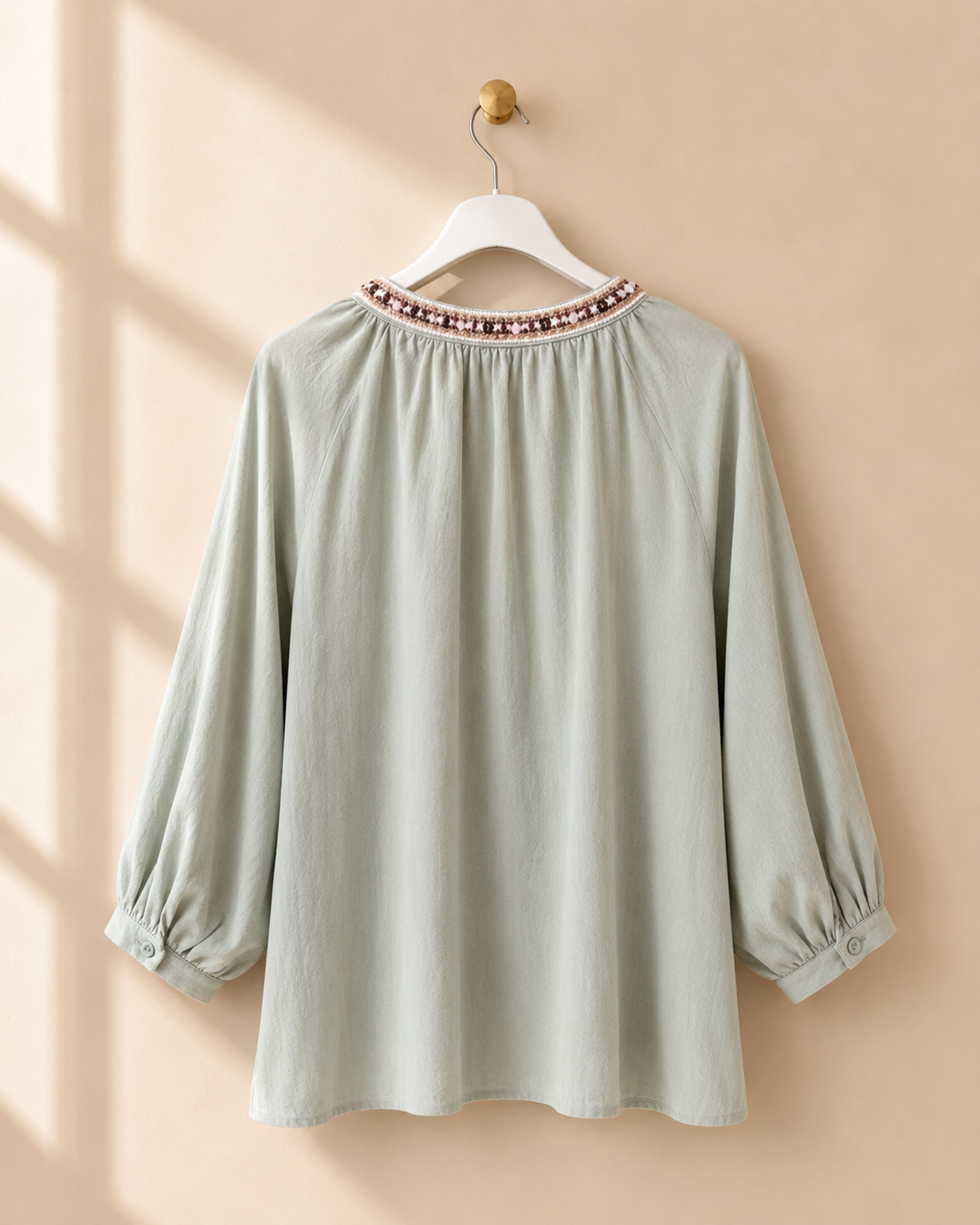 Blus Meja med pärlbrodyr i lindblomsgrön – Mirelle Design