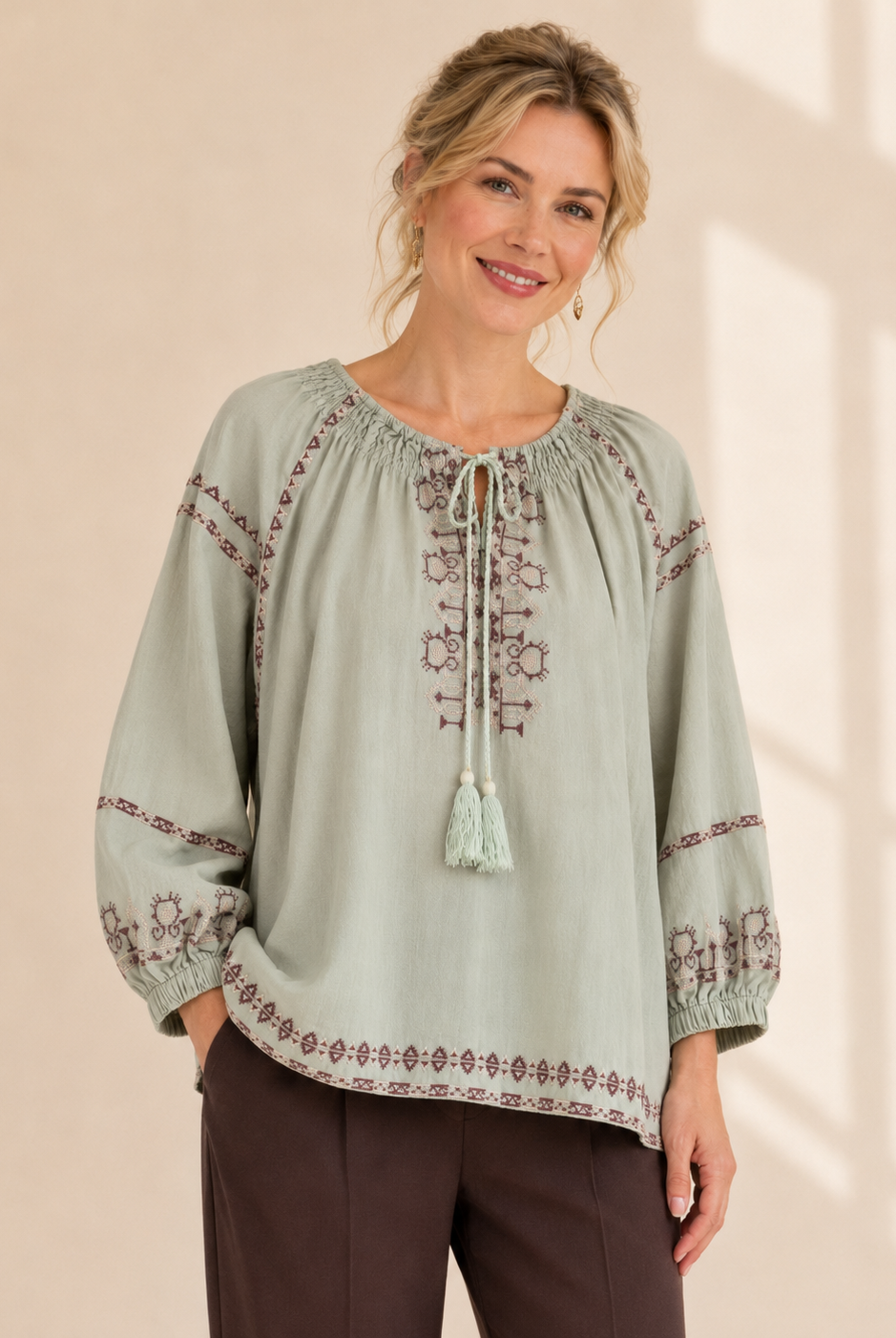 Blus Strid med broderi i lindblomsgrön – Mirelle Design