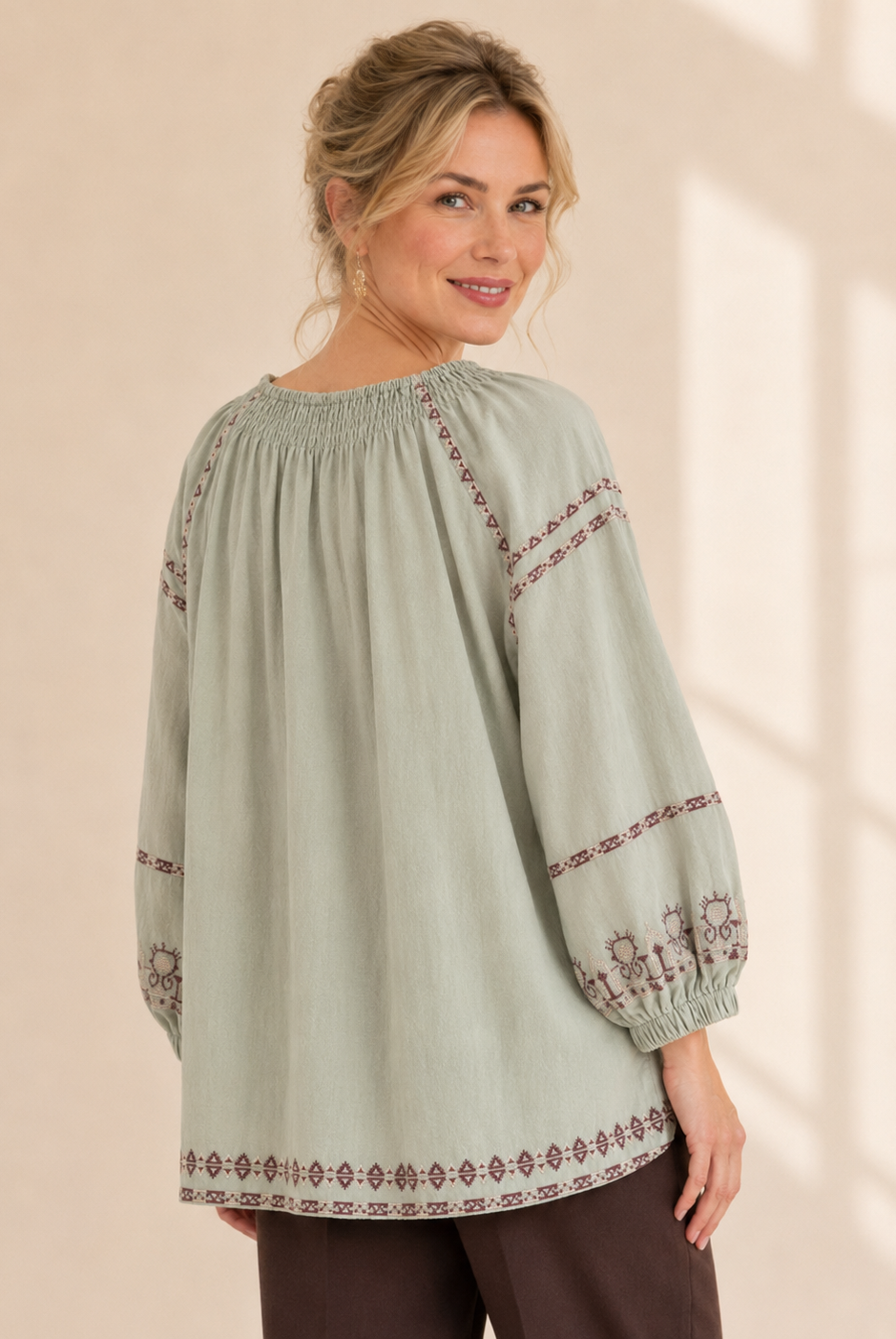 Blus Strid med broderi i lindblomsgrön – Mirelle Design