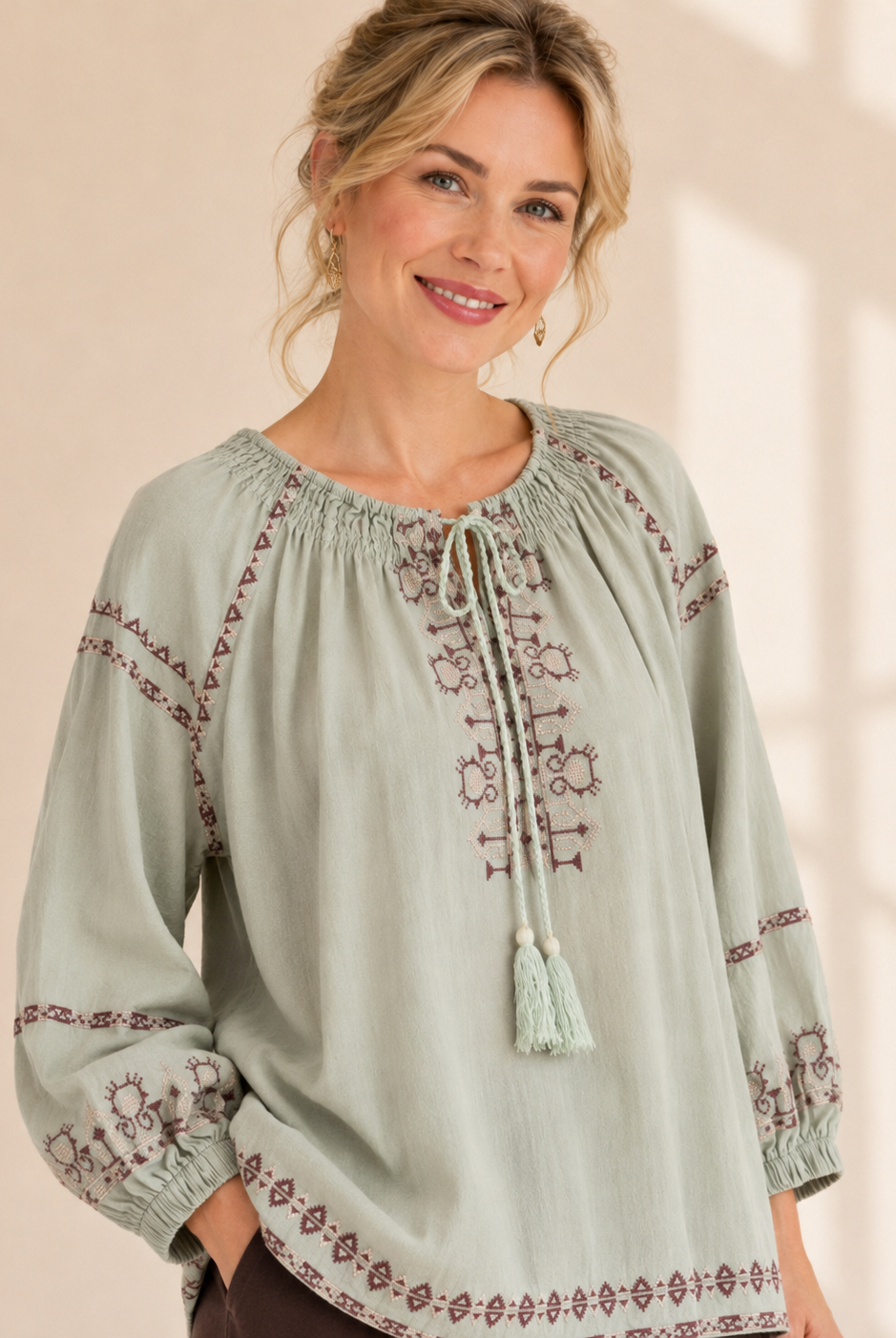 Blus Strid med broderi i lindblomsgrön – Mirelle Design