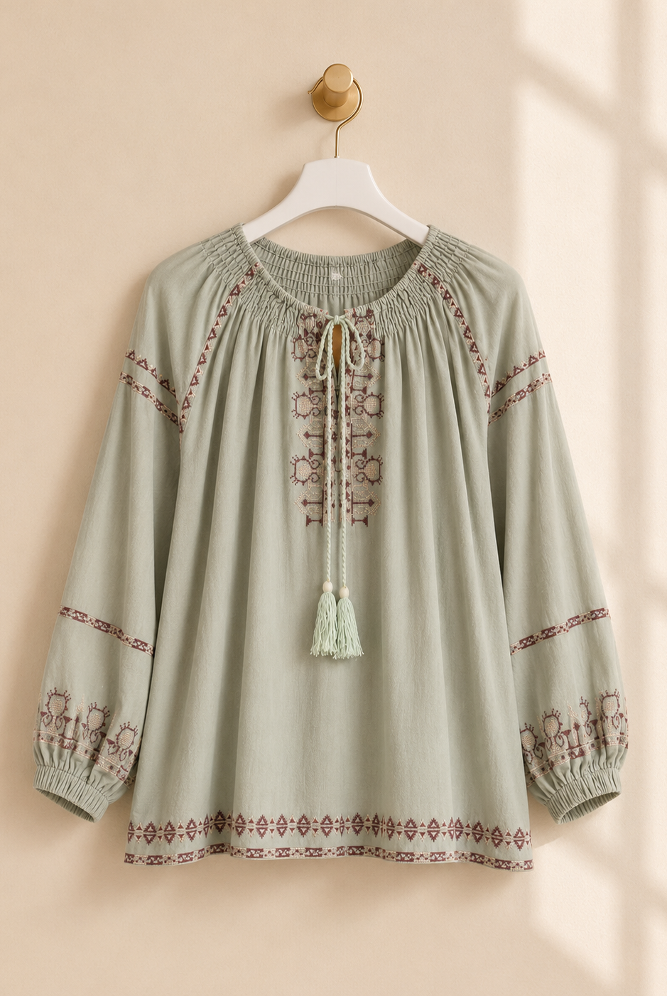 Blus Strid med broderi i lindblomsgrön – Mirelle Design