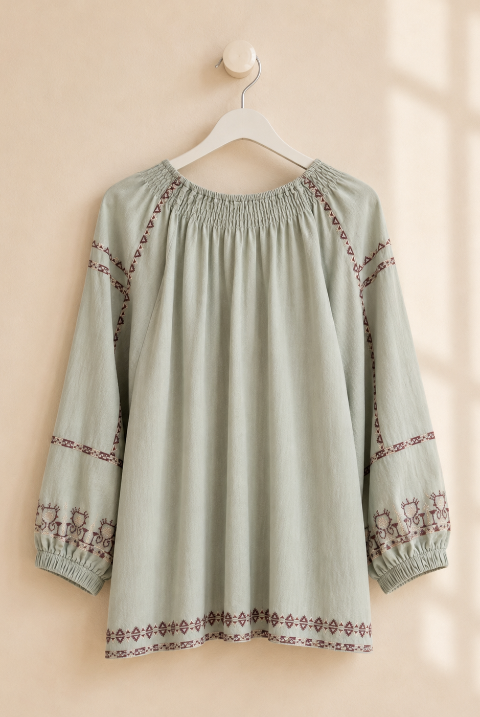 Blus Strid med broderi i lindblomsgrön – Mirelle Design