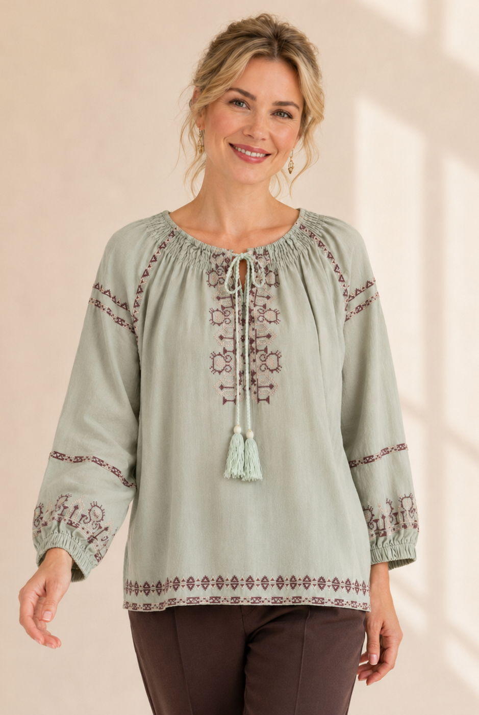Blus Strid med broderi i lindblomsgrön – Mirelle Design