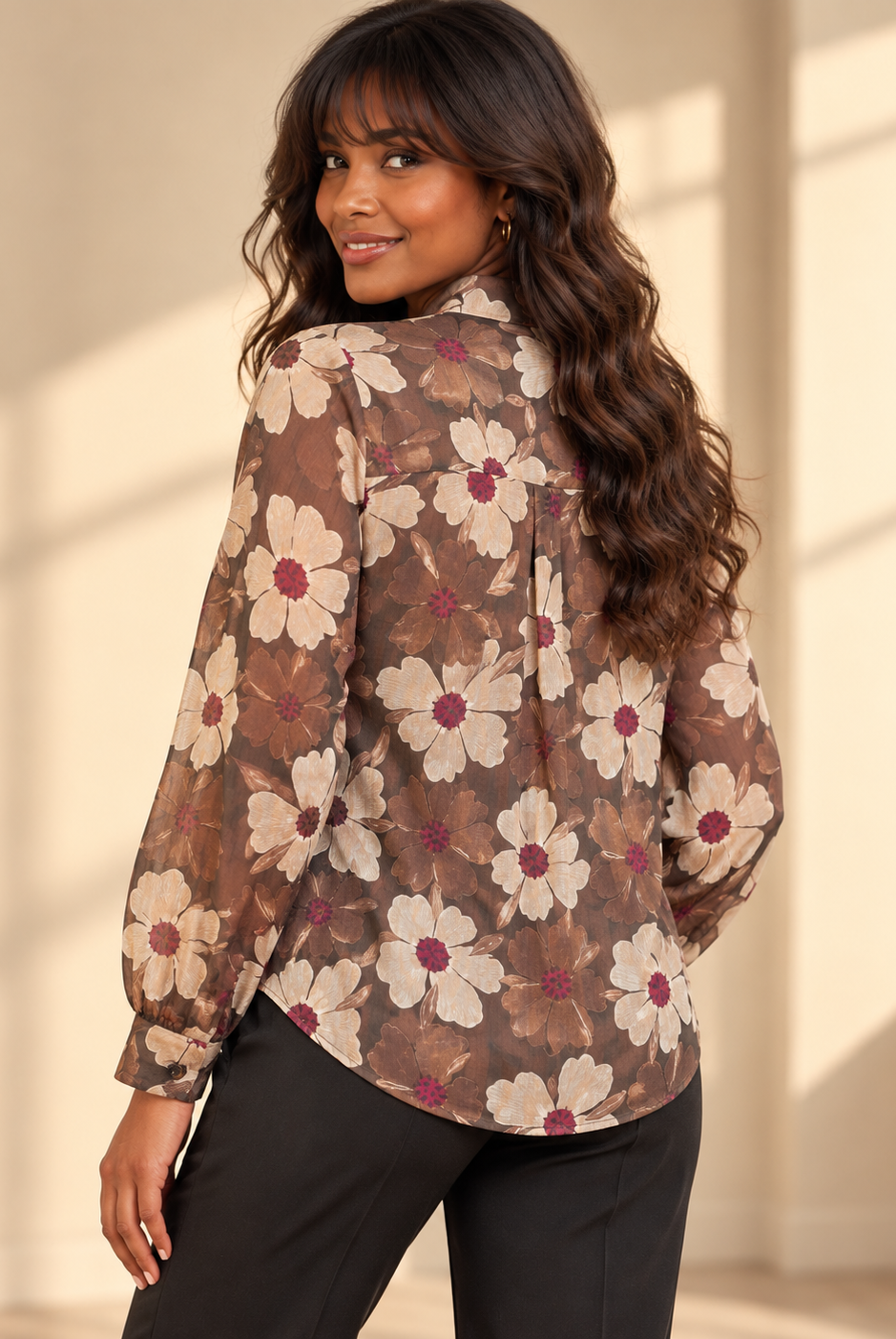 Transparent blus Lollo Blomster i brunt med stora beige och bruna blommor, vinröda blommittar, skomakarkrage och långa ärmar med manschett.