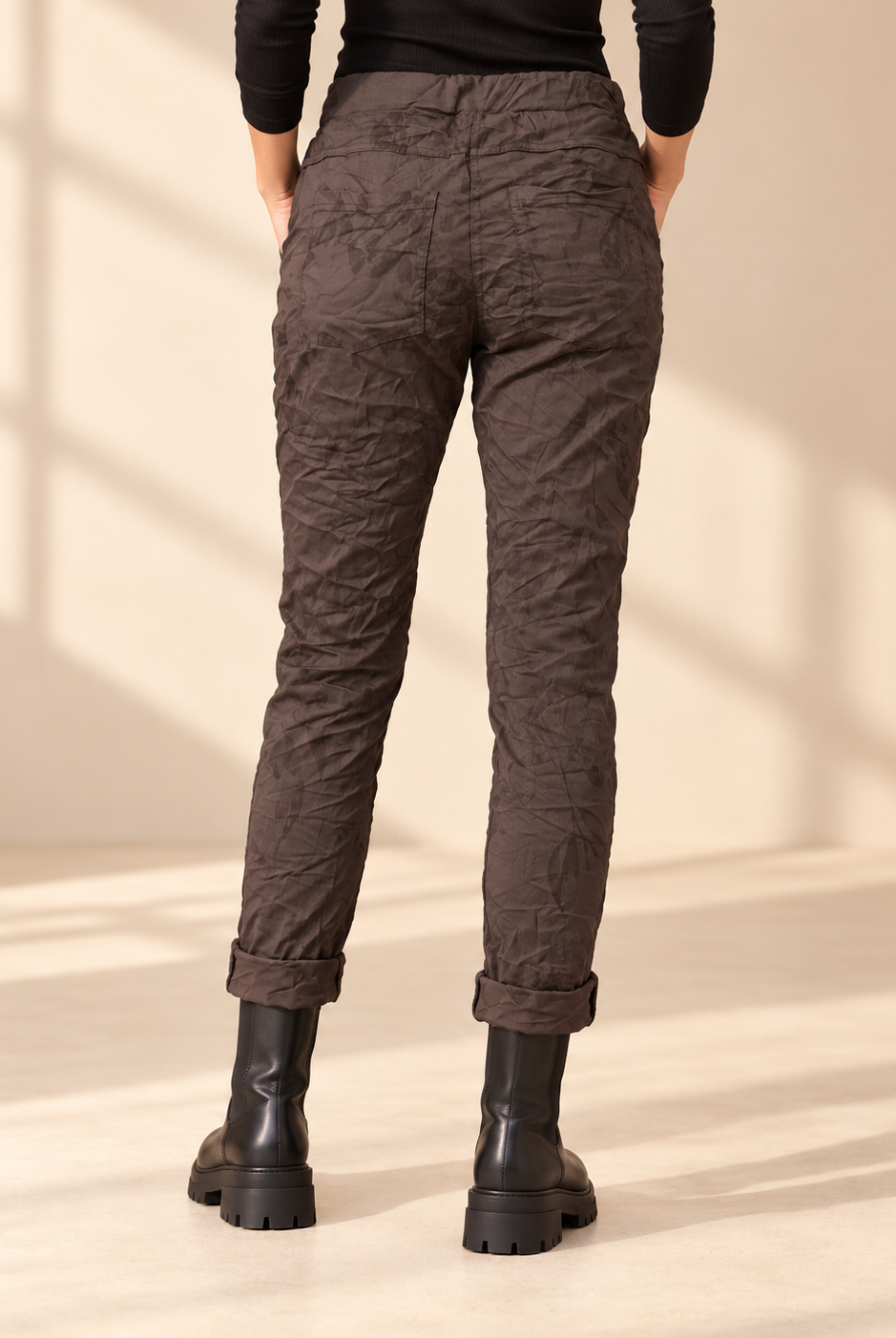 Joggers Abstrakt i brunt med diskret ton-i-ton-mönster, elastisk midja, dragsko och sidofickor, visade på modell
