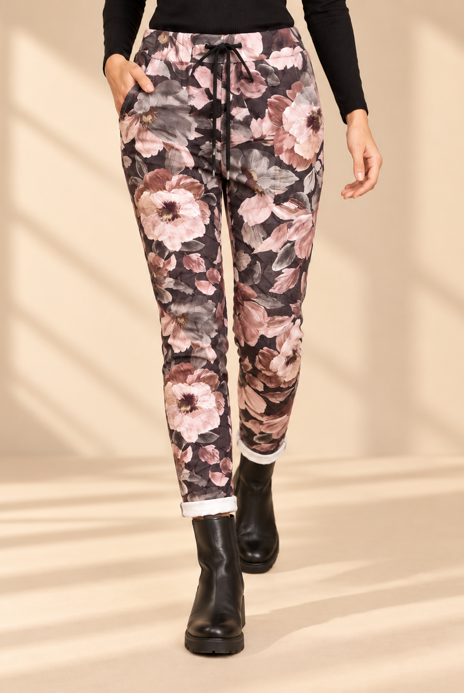 Joggers Blomster i mokkabrun med stora blommor i rosa, beige och grå toner, avsmalnande ben och uppvikta benslut