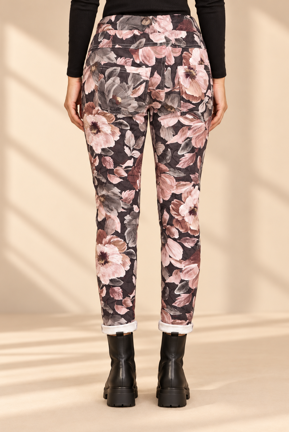 Joggers Blomster i mokkabrun med stora blommor i rosa, beige och grå toner, avsmalnande ben och uppvikta benslut