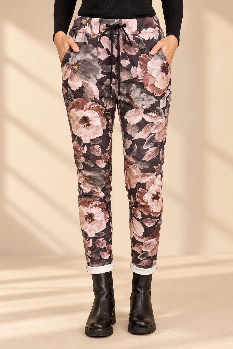 Joggers Blomster i mokkabrun med stora blommor i rosa, beige och grå toner, avsmalnande ben och uppvikta benslut