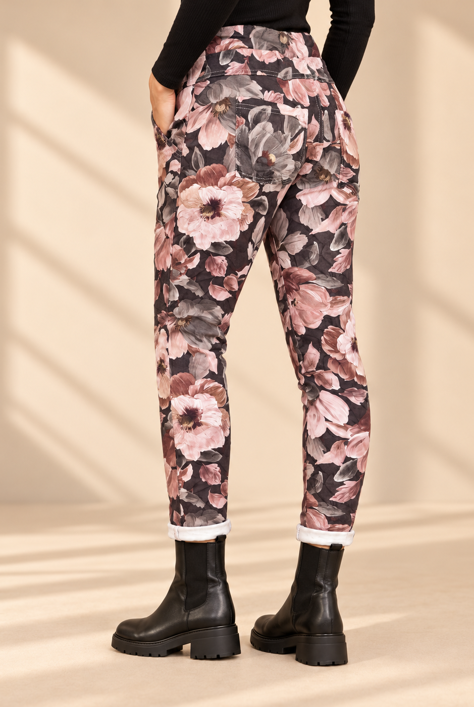 Joggers Blomster i mokkabrun med stora blommor i rosa, beige och grå toner, avsmalnande ben och uppvikta benslut