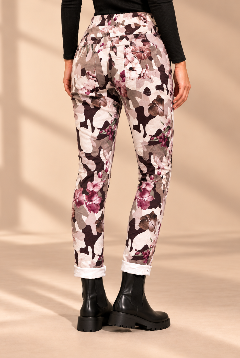 Joggers Camo & Blommor i beige med kamouflagemönster och rosa blommor, avsmalnande ben och uppvikta benslut