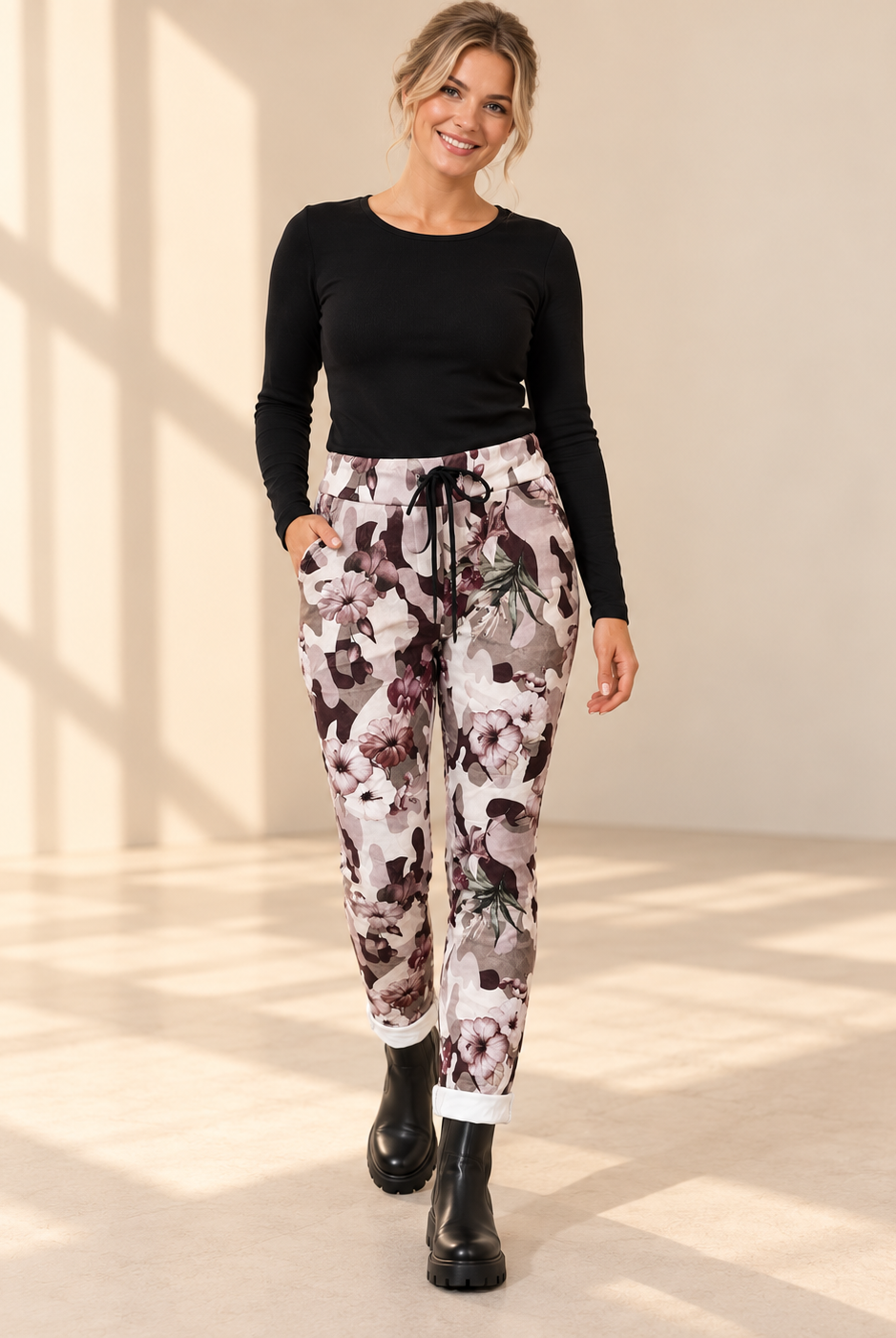 Joggers Camo & Blommor i beige med kamouflagemönster och rosa blommor, avsmalnande ben och uppvikta benslut