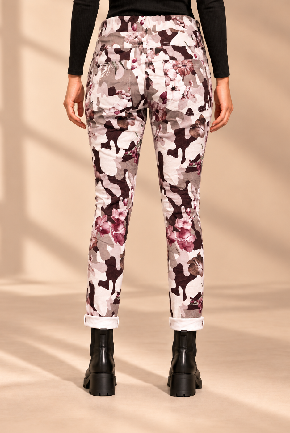 Joggers Camo & Blommor i beige med kamouflagemönster och rosa blommor, avsmalnande ben och uppvikta benslut