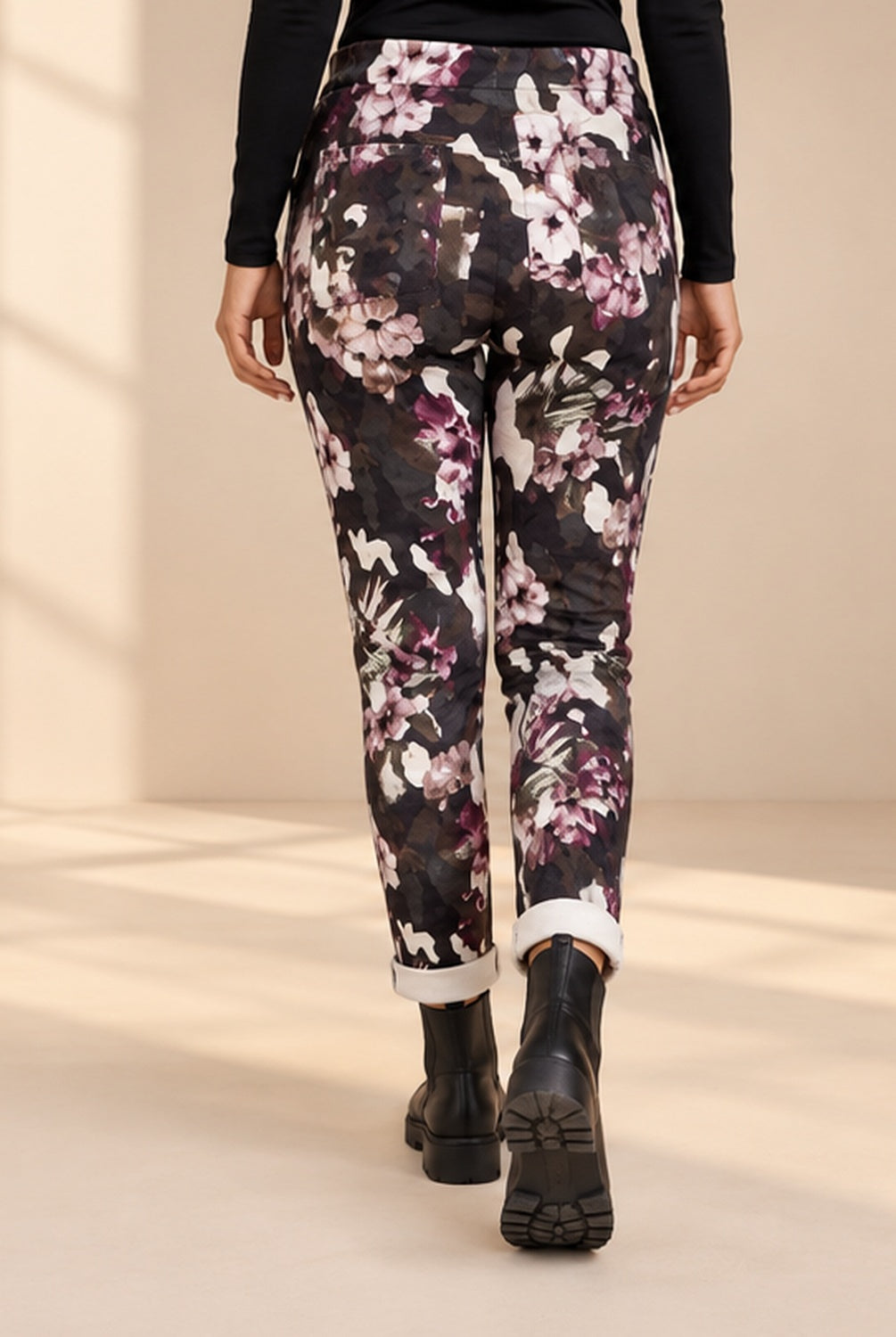 Joggers Camo & Blommor i khaki med kamouflagemönster och blommor i rosa, lila och ljusa toner