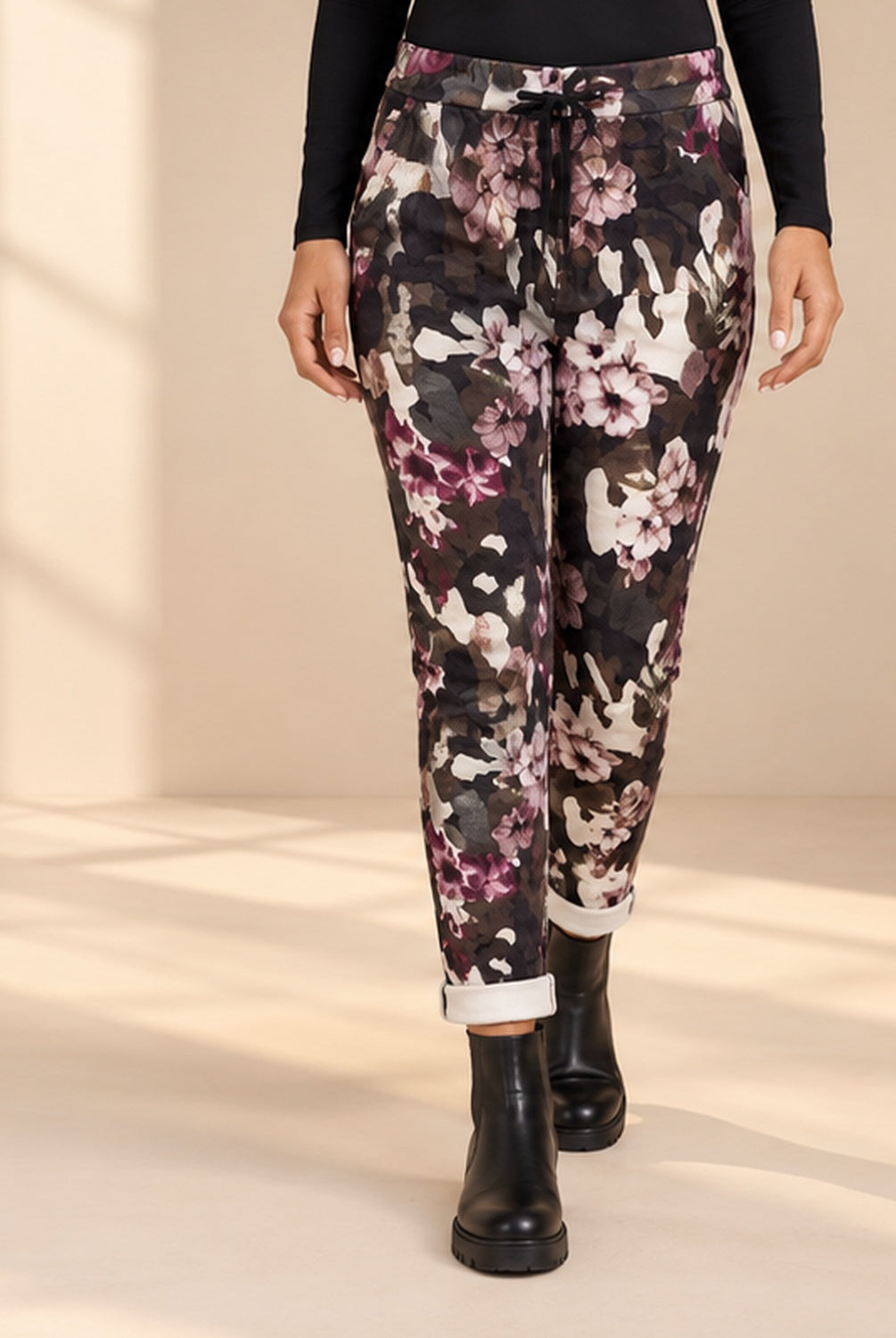 Joggers Camo & Blommor i khaki med kamouflagemönster och blommor i rosa, lila och ljusa toner