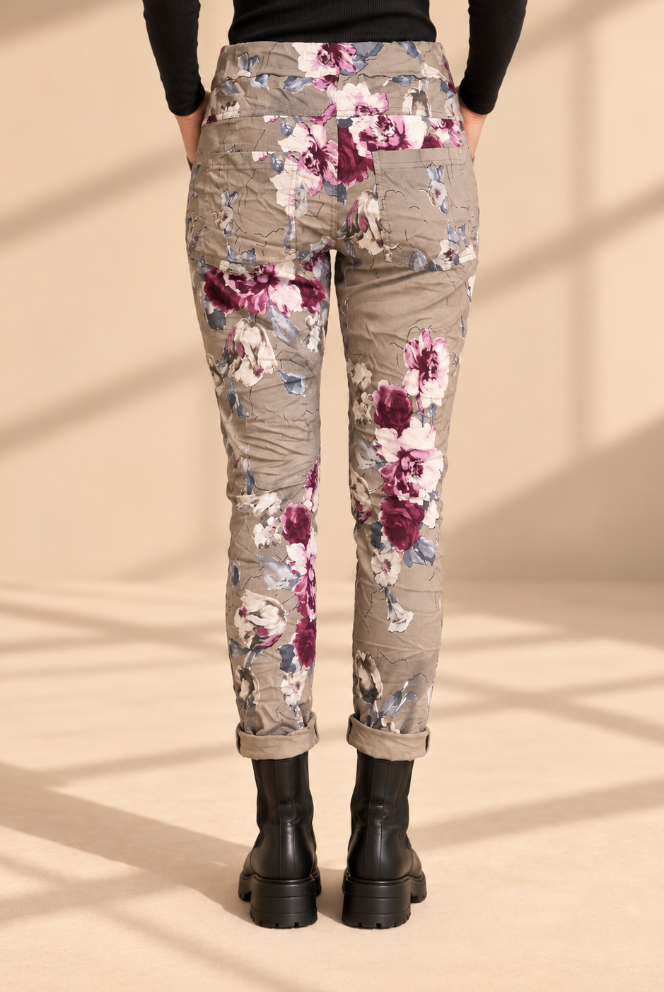 Joggers Blomster Fungo med blommönster, elastisk midja, dragsko och sidofickor, visade på modell med uppvikta benslut.