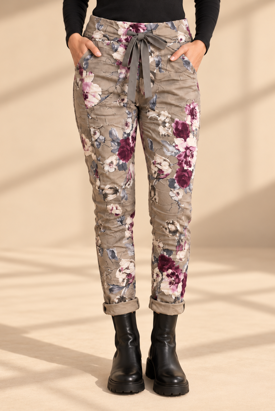 Joggers Blomster Fungo med blommönster, elastisk midja, dragsko och sidofickor, visade på modell med uppvikta benslut.