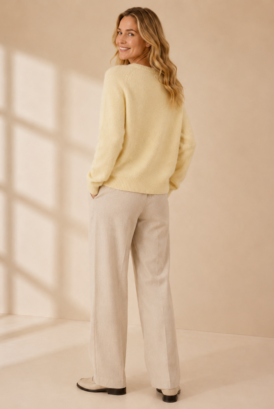 Stickad cardigan Ragnhild i citrongul – mjuk ullmix med alpaca, knäppning framtill, onesize stl 36–42"