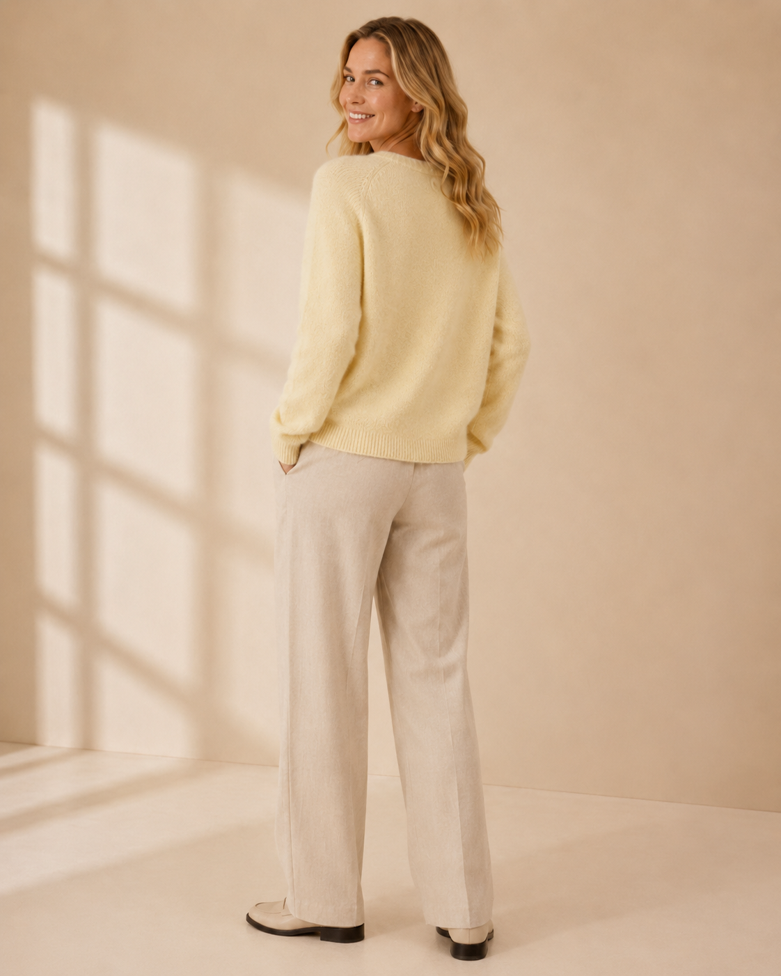 Stickad cardigan Ragnhild i citrongul – mjuk ullmix med alpaca, knäppning framtill, onesize stl 36–42"